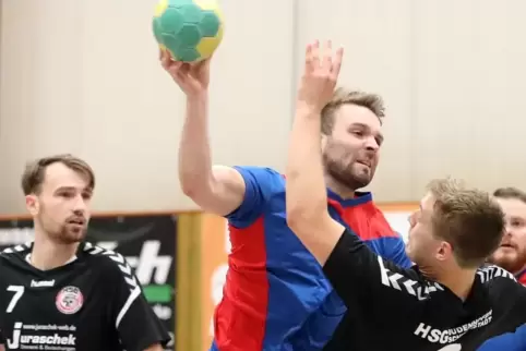 Ewiger Schwegenheimer: Christoph Kornberger (am Ball) gegen TV Dudenhofen. 