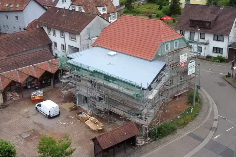 Rund 1,2 Millionen Euro kostet der Umbau des alten Schulhauses, der bis Jahresende fertiggestellt sein soll. 
