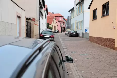 Nicht an jeder Stelle in der Langgasse in Quirnheim verbleibt die laut Straßenverkehrsordnung geforderte Mindestfahrbahnbreite v