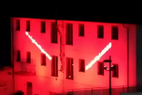 Am Dienstagabend illuminiert: der Eigenartevents-Sitz in der Uhlandstraße. Am Dienstagabend illuminiert: der Eigenartevents-Sitz in der Uhlandstraße.