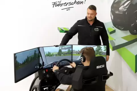Michael Schupp setzt bei der Ausbildung auch auf den Fahrsimulator.