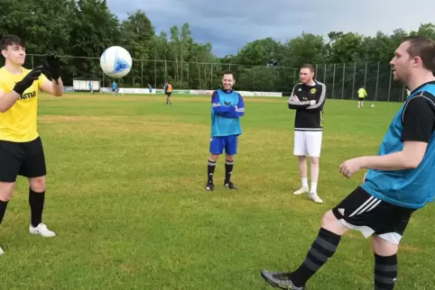 Trainer Mario Feick (hinten links) und Co-Trainer Florian Acker beobachten zwei der drei Neuen im Kader, Torhüter Robert Dockwei