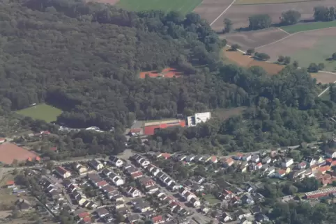 Waldseer Wald: Die Kita-Wagen könnten zwischen Rheinauenhalle (Bildmitte) und Tennisplätzen (oben) aufgestellt werden.