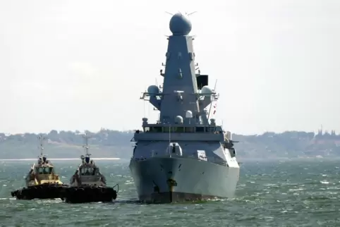 Der britische Zerstörer HMS Defender bei der Einfahrt in den Hafen von Odessa.
