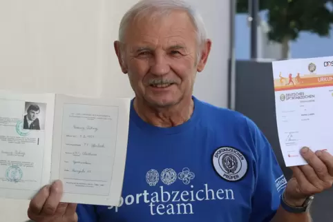 Ludwig Röhrig mit der neuen Sportabzeichen-Urkunde und – links – einer ganz alten. 