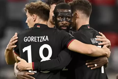 Die deutsche Elf jubelt, mittendrin: Antonio Rüdiger.