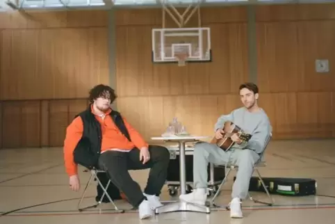 Ein eher miefiges Setting für einen Sommerhit: Majan (links) und Clueso im Video zu „Dead or Alive“. 