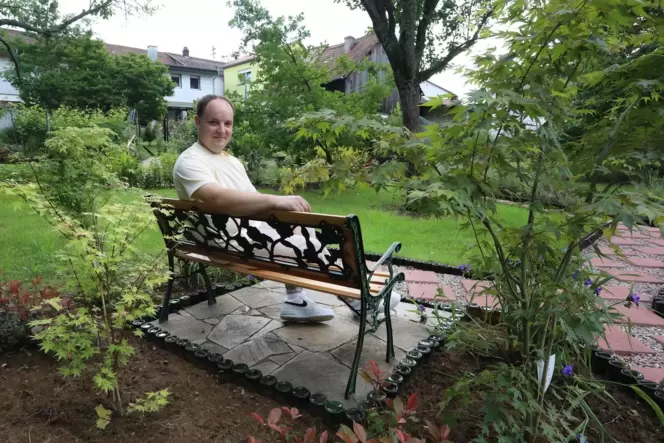 Matteo Gawron ist Lokführer im Schichtdienst. Ein stressiger Job. Die Arbeit im Garten ist sein Ausgleich.