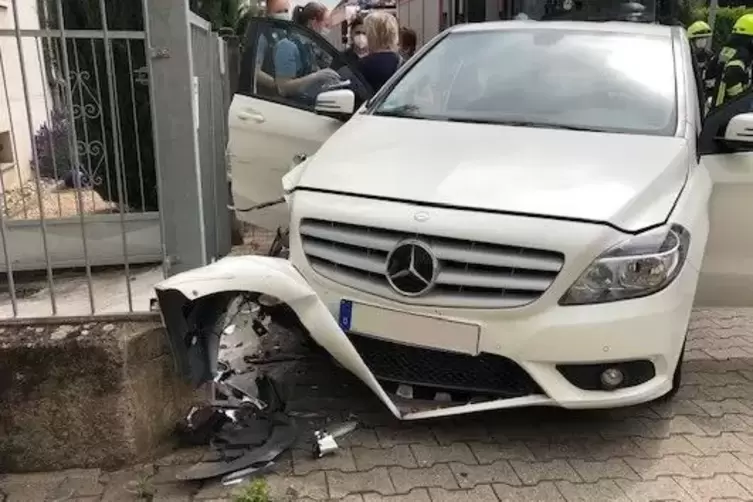 Warum der 83-jährige Fahrer dieses Mercedes von der Fahrbahn abkam und gegen einen Zaun prallte, ist derzeit noch unklar.