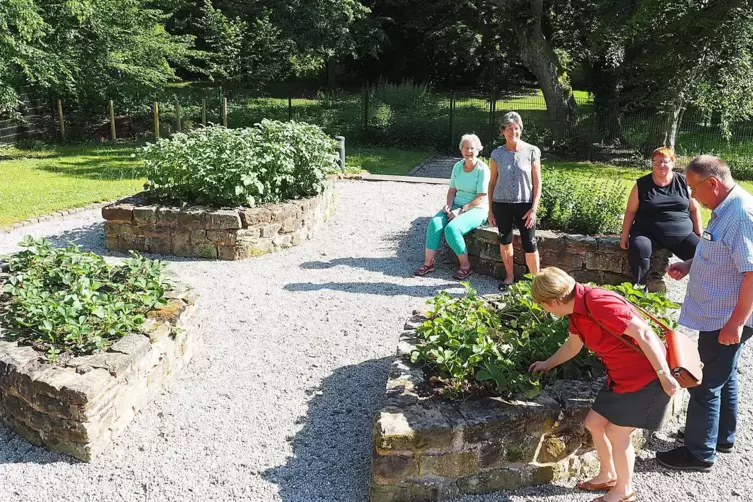 Das Mimbacher Gartenteam gibt der Anlage den letzten Schliff.