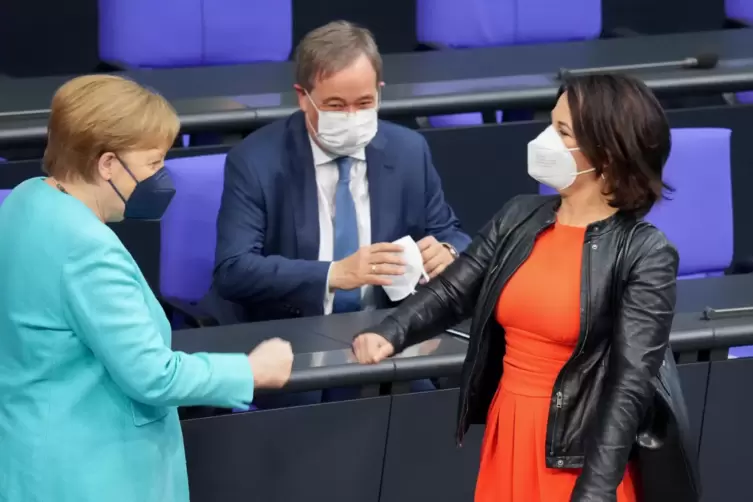 Begrüßung, coronakonform natürlich: Merkel mit Annalena Baerbock und Armin Laschet.
