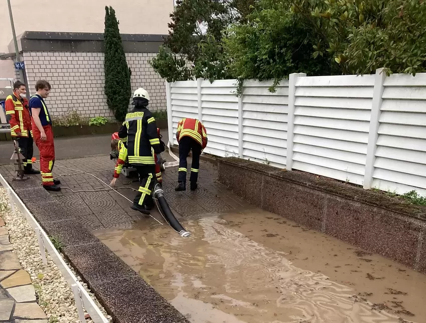 Die Feuerwehr pumpte die braune Brühe ab.