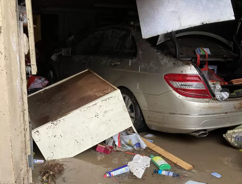 Die Garage und alles darin wurden sichtlich in Mitleidenschaft gezogen.