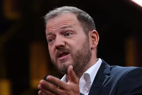 Mario Barth prangert in seiner Sendung auf RTL Fälle von Steuerverschwendung an. 