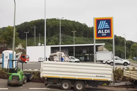 Die Hohlbachstraße zweigt hinterm Contwiger Aldi nach Norden in den Wald ab. 