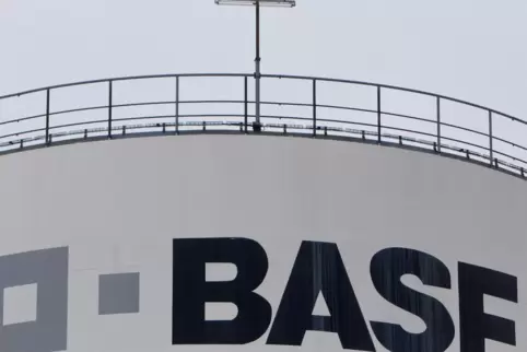 Die BASF macht Tempo bei ihrem Umbau der Produktion hin zu klimaschonenden Verfahren. 
