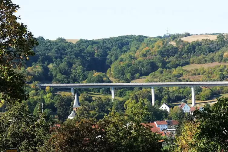 Die Sanierung der Alsenztal- und der Goldgrabenbrücke (Foto) bei Alsenz hat im Vorjahr begonnen. Nun sind noch Restarbeiten ausz