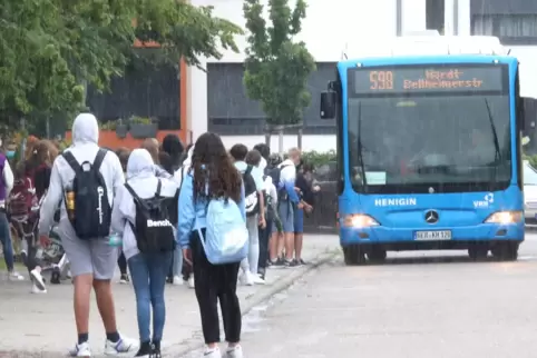 Bis der Bus der Linie 598 zum Wörther Europa-Gymnasium kommt, stehen am Mittwochmittag bereits Kinder im Gang. 