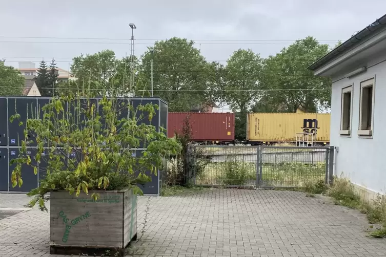 S&uuml;dlicher Zugang: verrammelt. Hier hofft die Stadt auf eine barrierefreie &Ouml;ffnung zu Gleis 1.