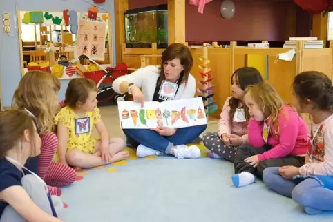 Im Reifenberger Kindergarten wurde 15 Jahre lang spielerisch französisch gelernt. Hier liest Claire Pauly aus dem Buch "La petit