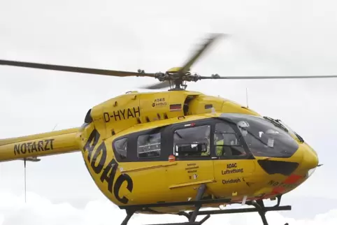 Der schwer verletzte Autofahrer musste mit dem Rettungshubschrauber in die BG-Unfallklinik nach Ludwigshafen geflogen werden.