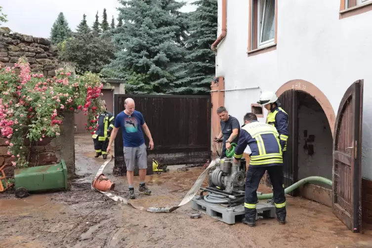 Eine dicke, rutschige Schlammschicht bedeckte diesen Hof vor einem Keller, der voll Wasser lief.