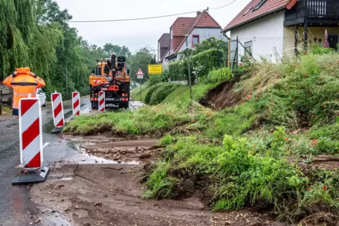 Aufgrund der starken Regenfälle in der Nacht kam es zu einem Hangrutsch am Ortseingang Borkensteinermühle.