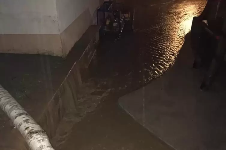 Bild aus der Nacht: das Au&szlig;engel&auml;nde der Kita Stetten. 
