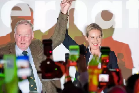 2017, der Abend nach der Bundestagswahl: Die AfD feiert ihren Einzug ins deutsche Parlament. Dass neben Alexander Gauland auch A