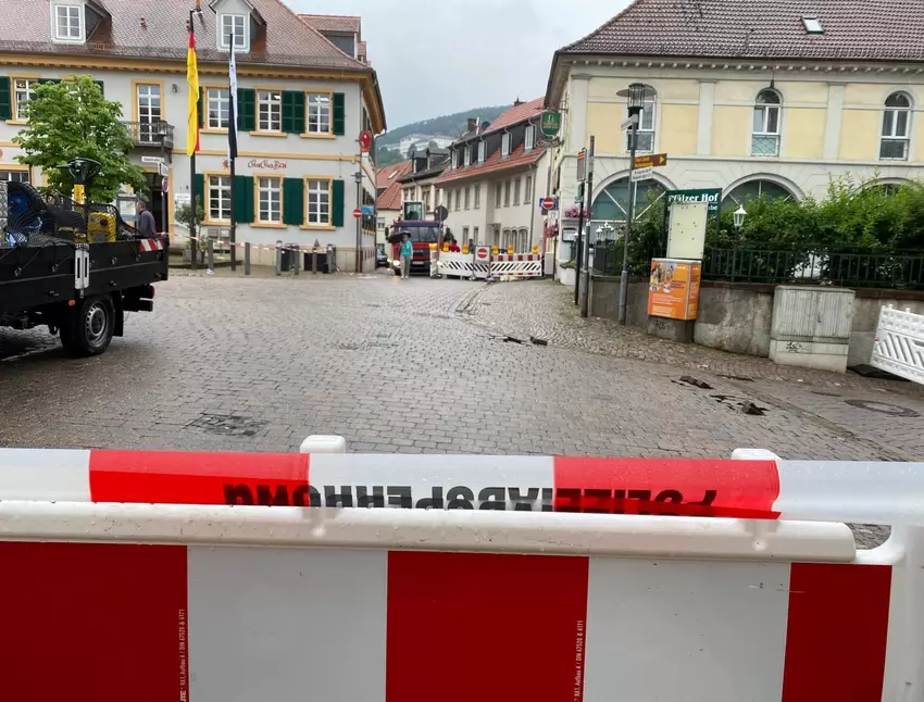 Wegen Schäden an der Fahrbahn wurde die Kreuzung Gaustraße/Kaiserslauterer Straße gesperrt.