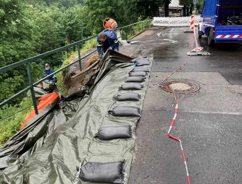 Die Kaiserslauterer Straße in Richtung Hardenburg ist durch den starken Regen beschädigt worden.