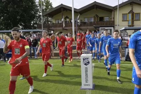 Einmarsch: Der FCK (links) am Donnerstagabend in Zeiskam.