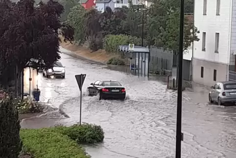 Der Regen setzte auch die Ortsdurchfahrt unter Wasser. 
