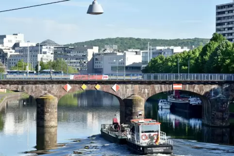 Die Alte Brücke überspannt die Saar in der Landeshauptstadt. 