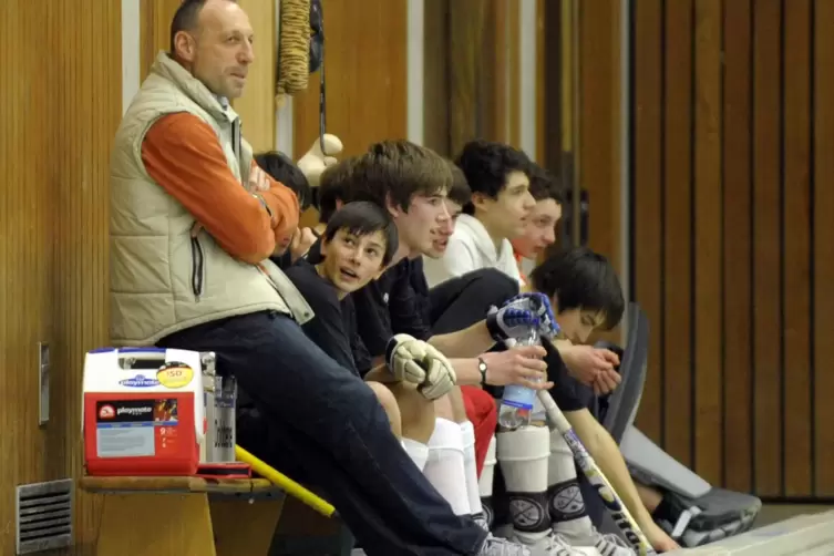 Sein umfangreiches Hockeywissen gibt Dopp gerne an den Nachwuchs weiter. 