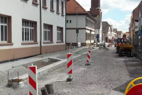 Im August soll der zweite Bauabschnitt der zu sanierenden Hauptstraße zwischen Karl-Silbernagel- und Rülzheimer Straße fertig se