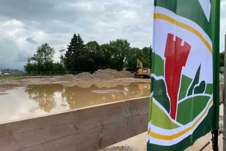 Vielen Baustellen verwandelten sich in Seeplatten. In Landau S&uuml;dwest wurde am Donnerstag der Grundstein f&uuml;r den Bau eines neuen 