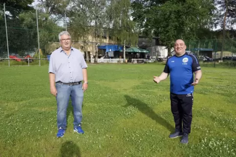 Sie stehen an der Spitze des VfR Kaiserslautern und hier auf dem erneuerten Rasenplatz: Präsident Kubilay Uluc (rechts) und der 