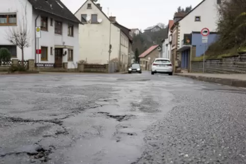 Im Bereich der Bushaltestelle wird eine Querungshilfe für Fußgänger eingerichtet.