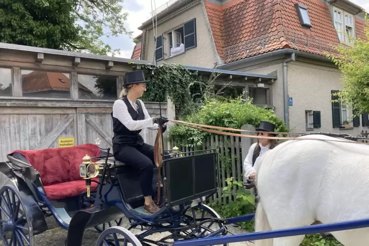 Die junge Isabella Krammel darf eine Kutsche mit Kurbelbremse ausprobieren. 