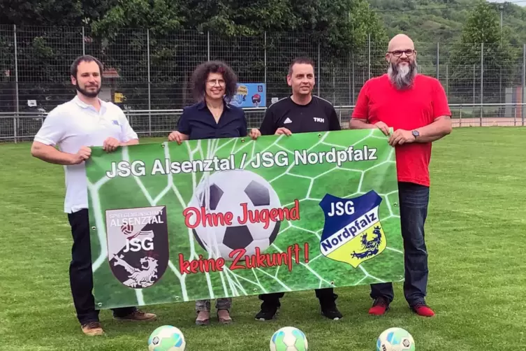 Will mit der Jugend der JSG Alsenztal/JSG Nordpfalz noch einiges erreichen: Tim Klein-Harmeyer (Zweiter von rechts) mit Sponsore