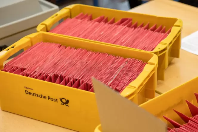 Weil die Anzahl der Briefwähler zugenommen hat und deren Stimmen nicht mehr vor Ort ausgezählt wird, können in manchen Orten im