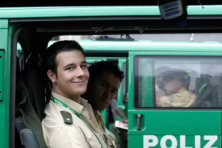  Christian Burkhart und ein Kollege in einem Einsatzfahrzeug. 