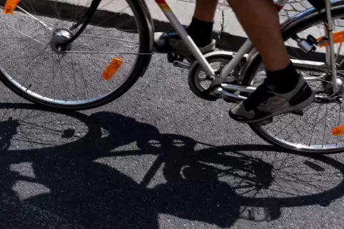 Nach dem Zusammenstoß an der Kreuzung schleuderte der Radfahrer mehrere Meter weit über die Straße.