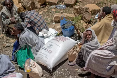 Eine ältere äthiopische Frau sitzt neben einem von einer Hilfsorganistion verteilten Sack Weizen. Laut UN leben Hunderttausende 