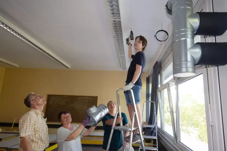 Bei der Montage: Elternbeirat Stefan Deibel, Lehrerin Michaele Kn&auml;ble, Vater Thomas Blank und Sch&uuml;ler Timo.