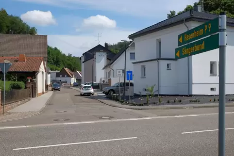 Die Hohlbachstraße mündet zwischen Contwig und Stambach in die Durchgangsstraße.
