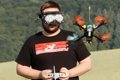 „Man hat das Gefühl, dass man selbst im Cockpit sitzt“: Wenn Daniel Weber mit seinen Drohnen Rennen fliegt, hat er eine sogenann