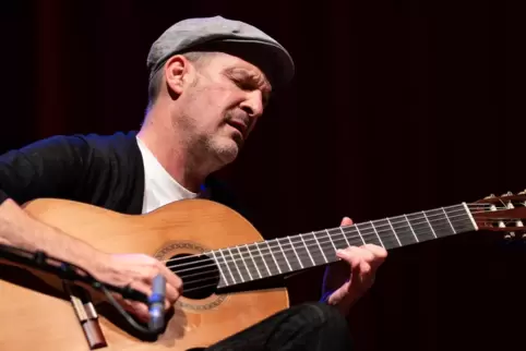 Wolfgang Muthspiel lässt alles Schwere leicht erscheinen: Der Gitarrist beim Auftritt mit seinem Trio in Ludwigshafen. 