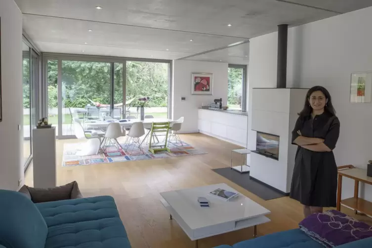 „Der Ausblick gibt Raum zum Leben“: Architektin Sema Krick im selbst geplanten Lauterer Einfamilienhaus.